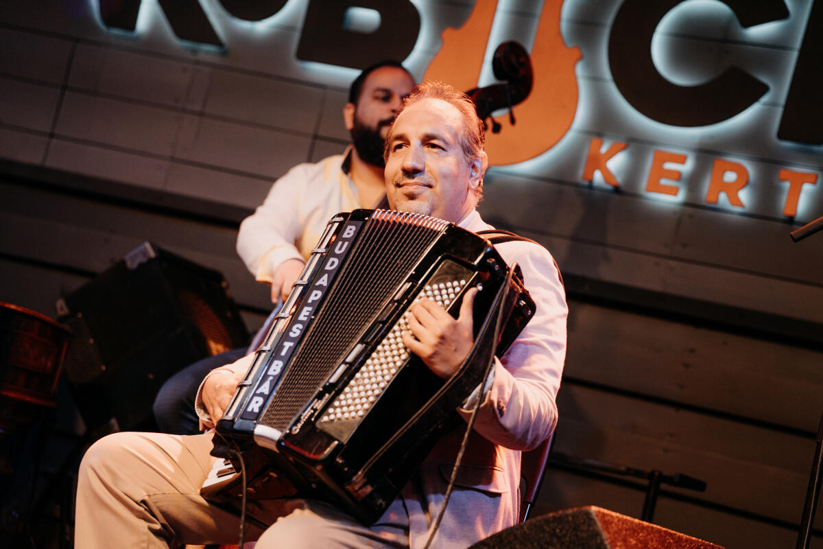 KOBUCI_BUDAPEST_BAR_BUDAPEST_KLEZMER_BAND_2026_06_24_HJL_09384.jpg